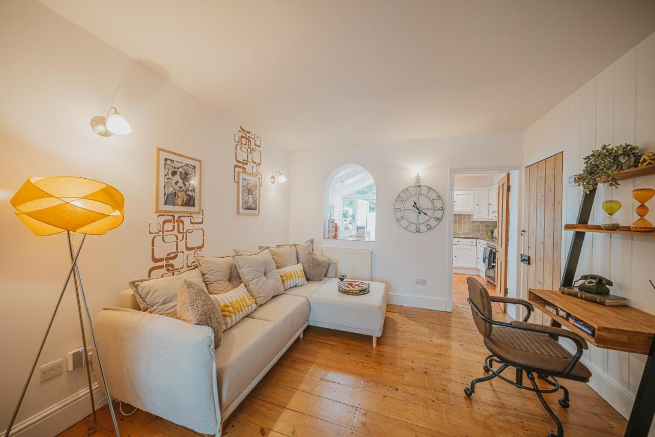 Cotswolds- Homely 2 Bed House With Garden, Wifi - Esho Stays Cirencester Exterior photo